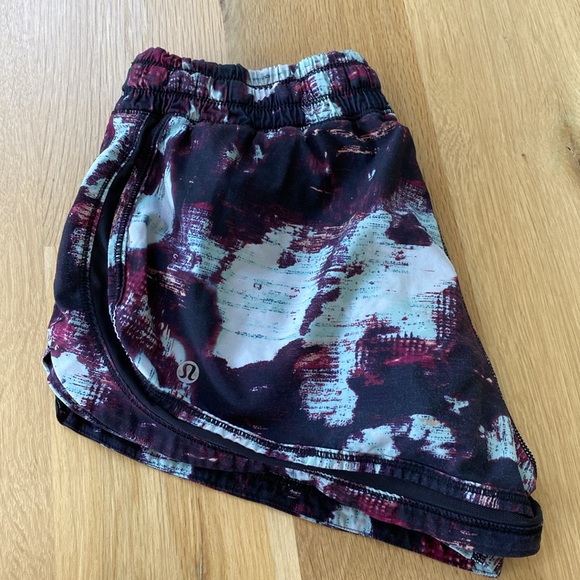 Lululemon Speed Up Shorts. Black/Maroon. 8 - Picture 6 of 6